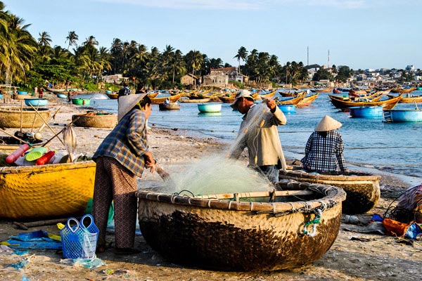 Cuoc-song-nhon-nhip-cua-nguoi-dan-lang-chai-o-mui-ne-phan-thiet