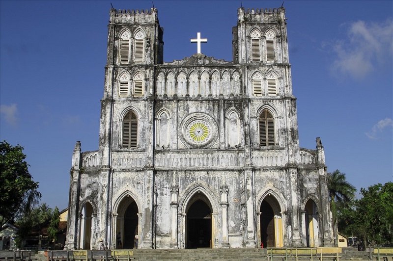 Nhà thờ Mằng Lăng mang phong cách Gothic độc đáo 